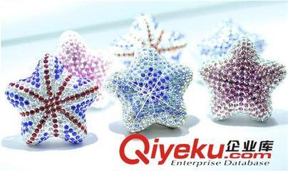 DAD鑲鉆五角星風(fēng)口香水 鑲鉆五角星汽車飾品 水晶鉆海星風(fēng)口香膏-饒平縣海山路士達(dá)汽車裝飾用品經(jīng)營部提供DAD鑲鉆五角星風(fēng)口香水 鑲鉆五角星汽車飾品 水晶鉆海星風(fēng)口香膏的相關(guān)介紹、產(chǎn)品、服務(wù)、圖片、價(jià)格饒平縣海山路士達(dá)汽車裝飾用品經(jīng)營部、汽車防爆膜;汽車改裝件;LED燈;汽車飾品;汽車香水;車載小電器;車衣